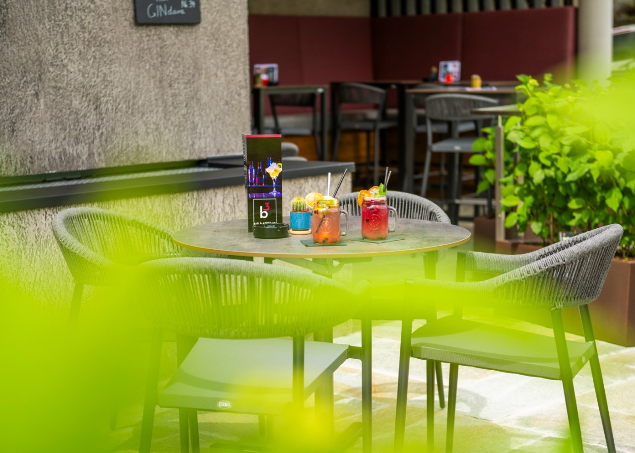 Gemütlich draußen einen Drink aus unserer Bar B3 genießen
