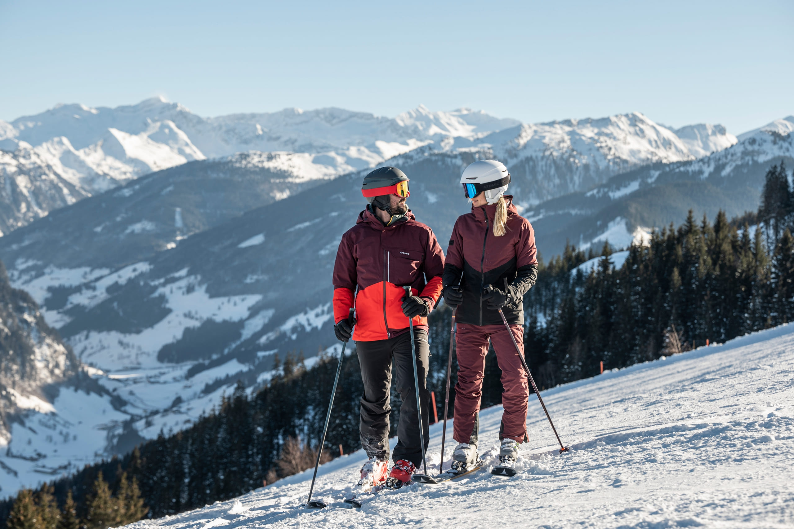 Ski fahren mit Ausblick auf die verschneiten Berge © TVB Großarltal/Lorenz Masser