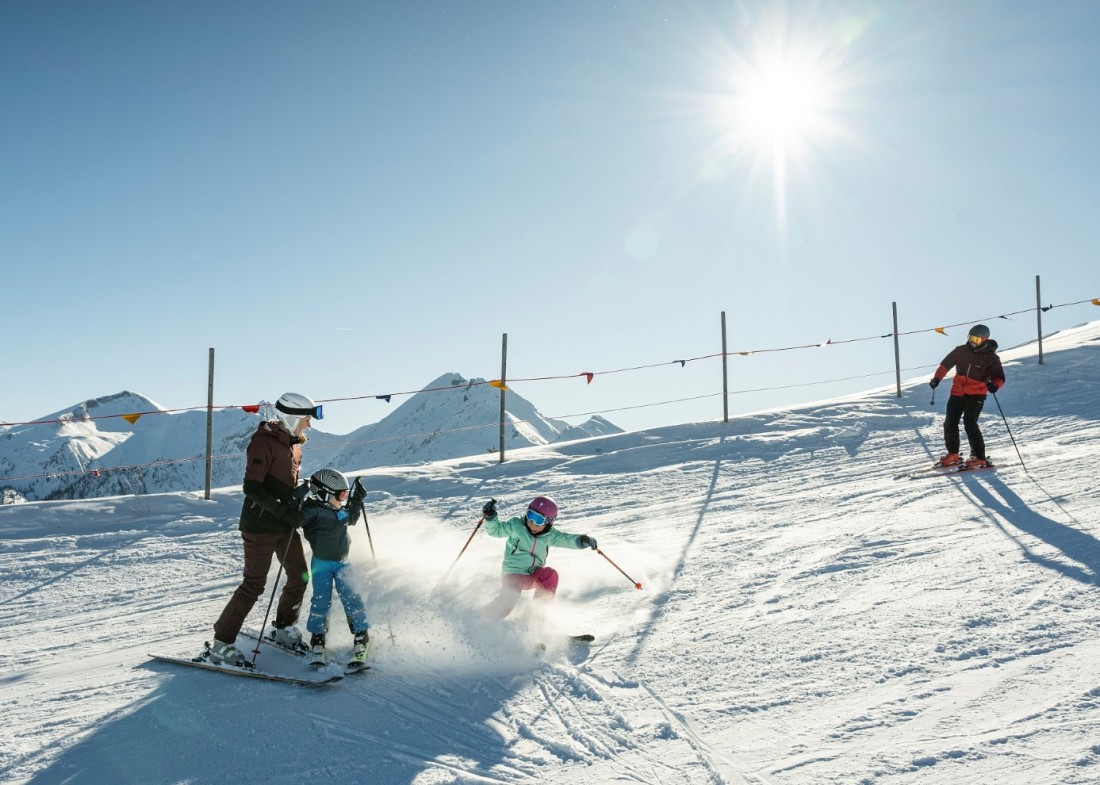 Familie beim Skifahren im Skigebiet © TVB Großarltal/Lorenz Masser